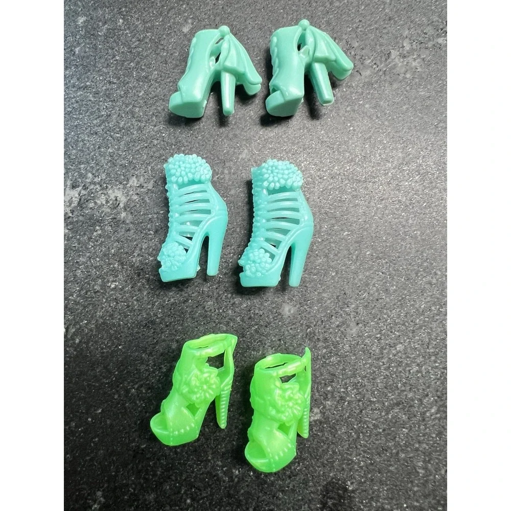 Lot of 19 Pairs Fashion Doll Shoes – Barbie / Bratz Style Accessories‎